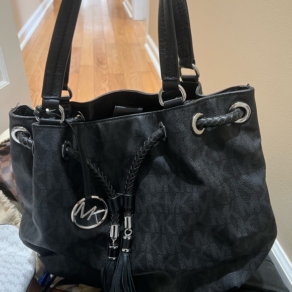 Michael Kors bucket bag great shape amazing - Picture 2 of 8